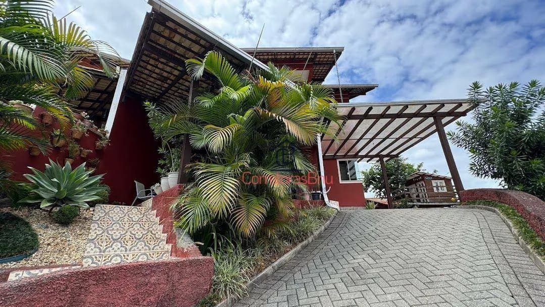 Foto de Sobrado com 4 dormitórios à venda, 148 m² por R$ 750.000,00 - Warnow - Indaial/SC
