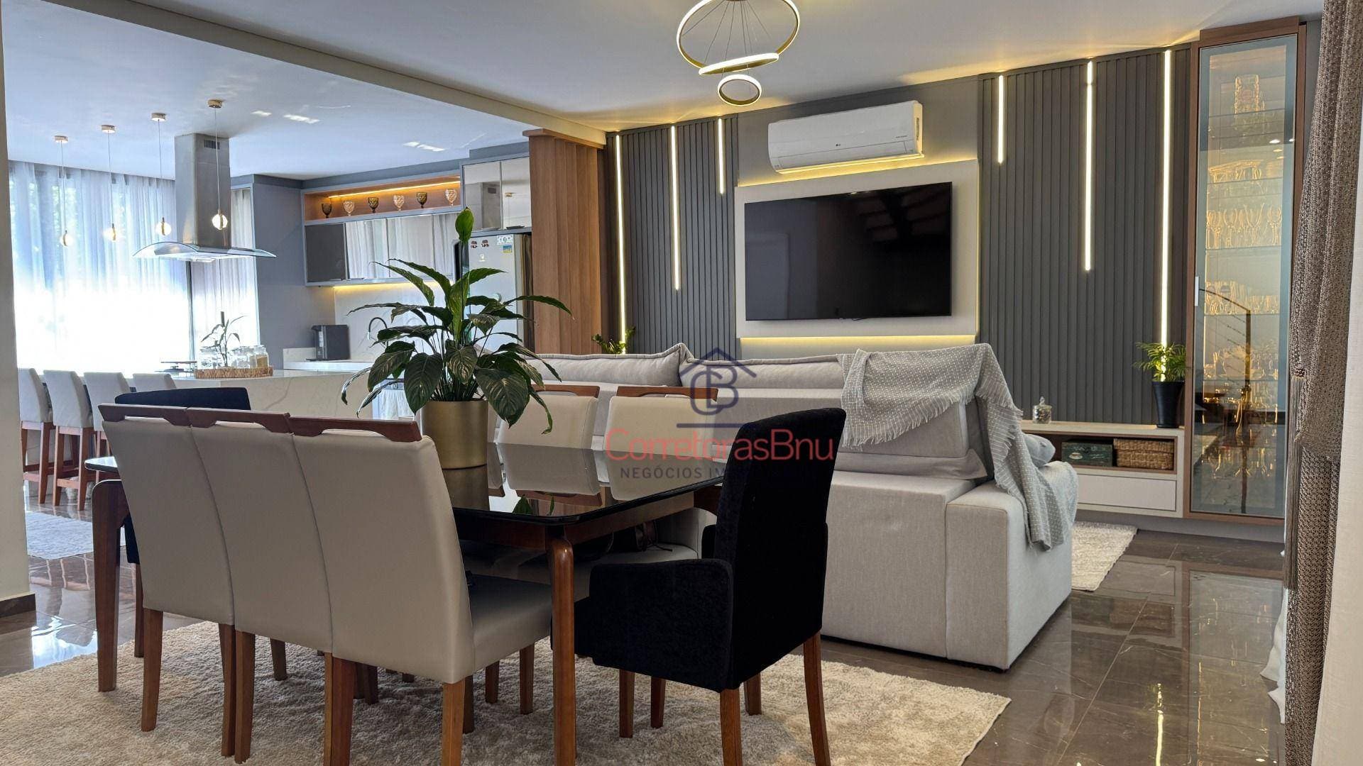 Foto de Sobrado com 3 dormitórios à venda, 240 m² por R$ 1.600.000,00 - Centro - Indaial/SC