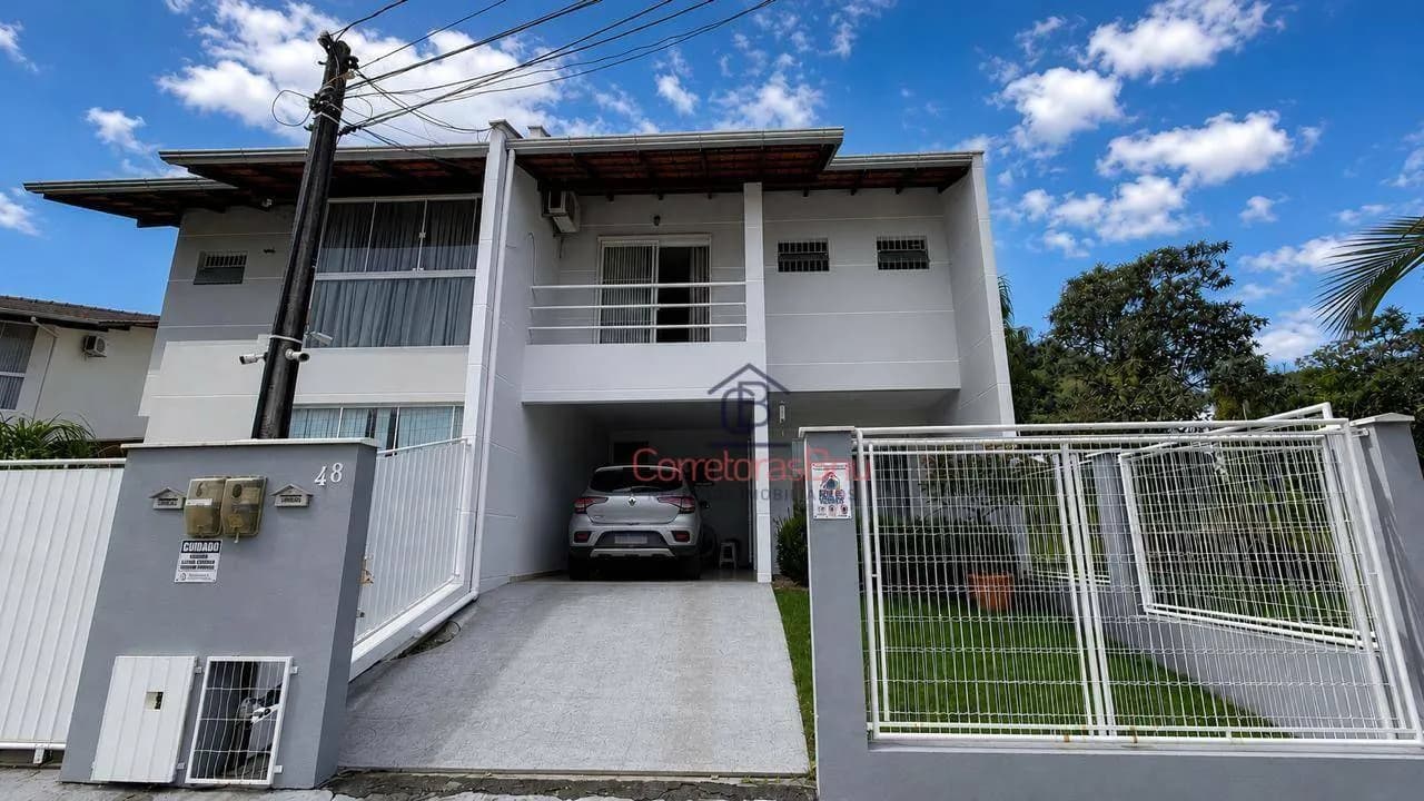 Foto de Sobrado com 3 Dormitórios e 1 Suíte à Venda no Salto Weissbach, Blumenau/SC – R$ 720.000